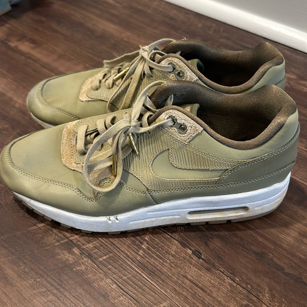 Dark green all-leather Nike Air Max | Size 9.5